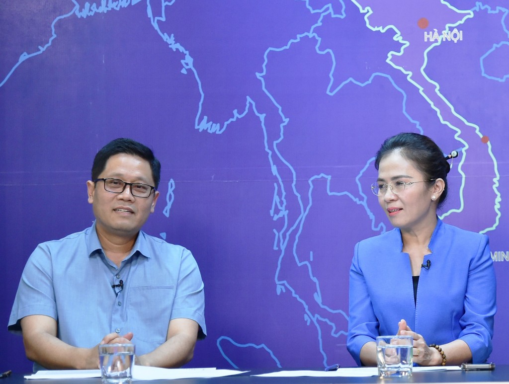 Thiếu tướng Nguyễn Hồng Nguyên và bà Võ Thị Minh Sinh chia sẻ những kỉ niệm, câu chuyện khó phai trong quá trình thực hiện mục tiêu xóa nhà tạm, nhà dột nát cho đồng bào - Ảnh: VGP/Dương Tuấn