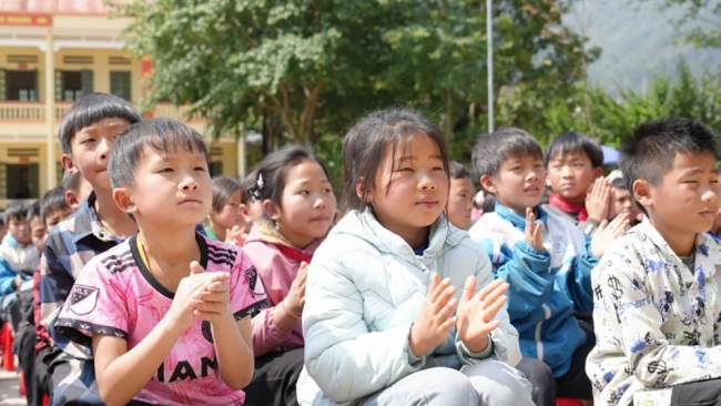 Những mùa hè yêu thương của học trò vùng khó khăn
