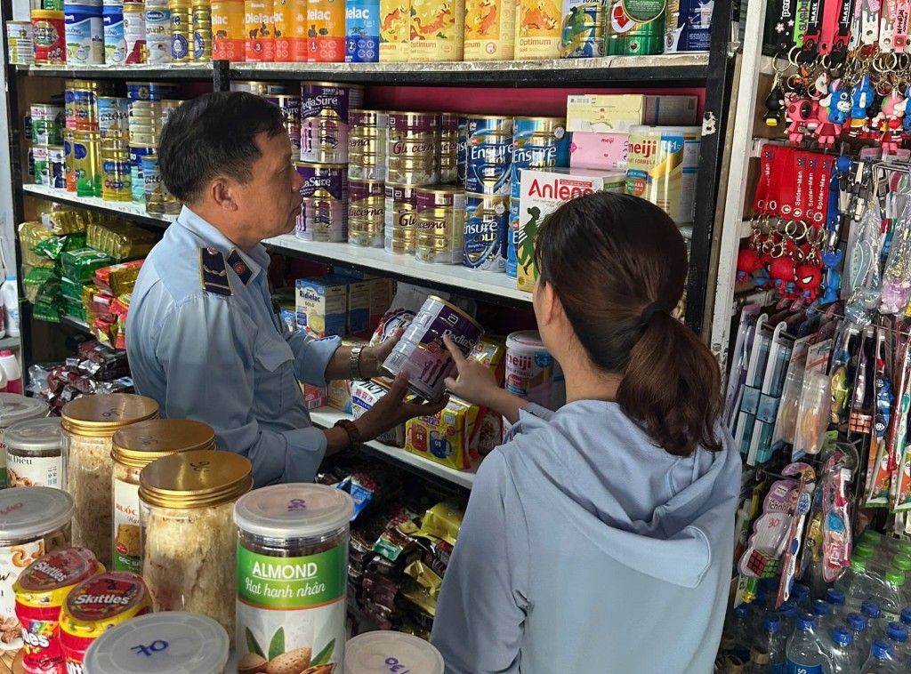 Quản lý thị trường Đà Nẵng tuyên truyền, ký cam kết với các cơ sở kinh doanh sản phẩm sữa, thực phẩm dinh dưỡng (Ảnh QLTT)