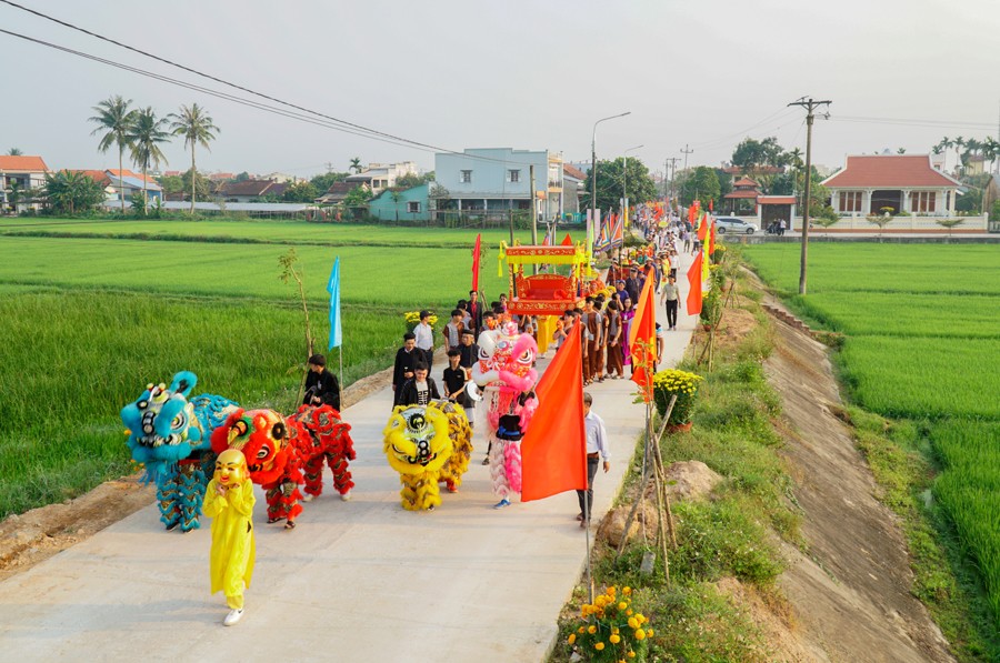 Dân làng Chiêm Sơn dâng lễ vật cúng Bà 
