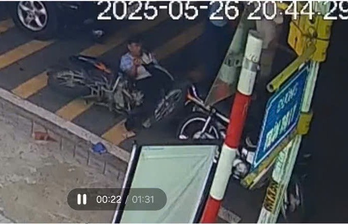 Vừa rời bữa tiệc, một thầy giáo bất ngờ bị hành hung