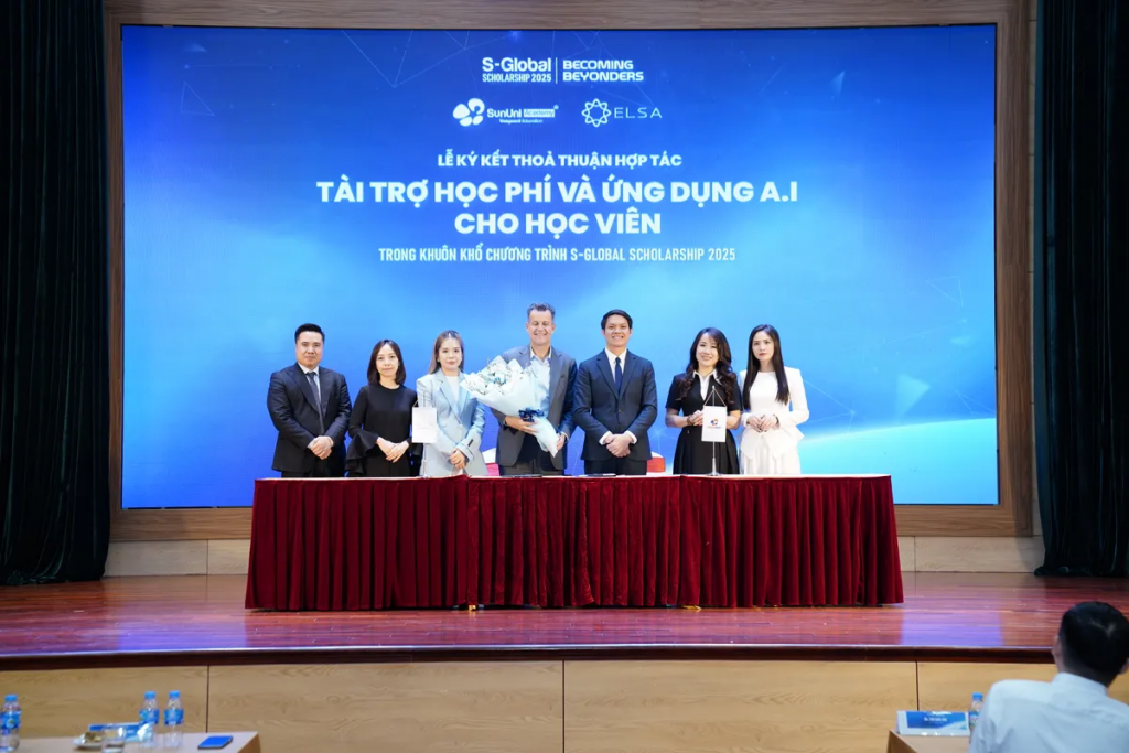 Các đơn vị ký kết thỏa thuận hợp tác tài trợ học phí và ứng dụng AI vào giảng dạy tiếng Anh trực tuyến trong khuôn khổ học bổng S-Global 2025.