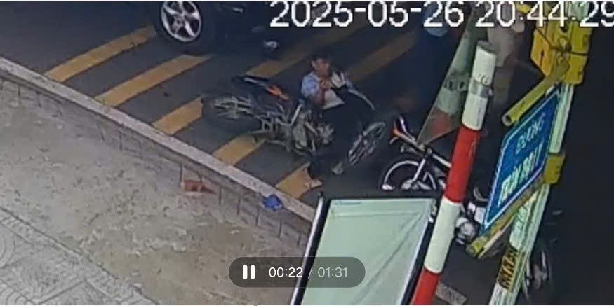Vừa rời bữa tiệc, một thầy giáo bất ngờ bị hành hung