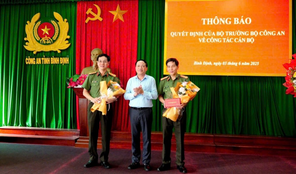 Đại tá Ngô Cự Vinh, Phó Giám đốc Công an tỉnh Bình Định (bên trái) phụ trách Công an tỉnh từ ngày 1/6 (Ảnh: CA)