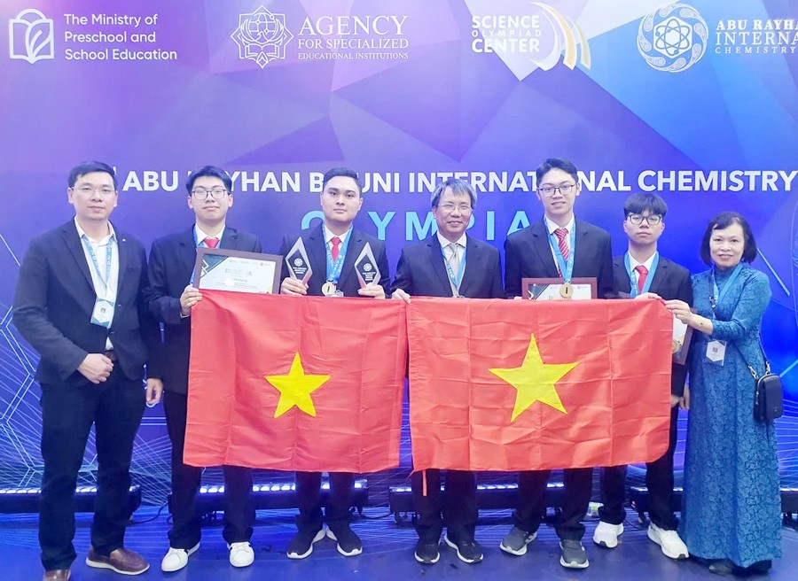 Đoàn Việt Nam dự thi Olympic Hóa học quốc tế Abu Rayhan Biruni năm 2025.