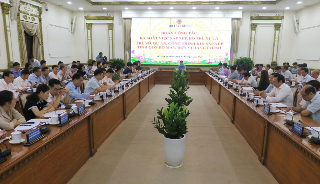 Quang cảnh buổi làm việc
