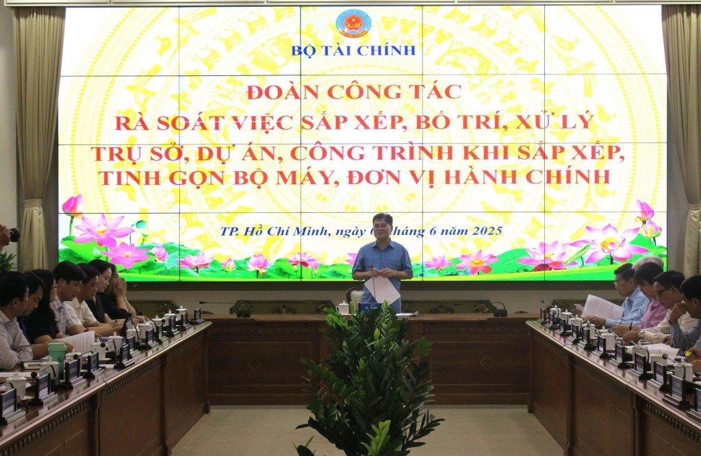 Thứ trưởng Bộ Tài chính Bùi Văn Khắng phát biểu tại buổi làm việc