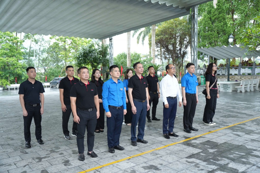 Tưởng nhớ các liệt sĩ tại nghĩa trang Vị Xuyên Tưởng nhớ các liệt sĩ tại nghĩa trang Vị Xuyên