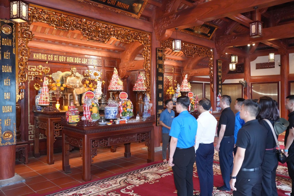 Tưởng nhớ các liệt sĩ tại nghĩa trang Vị Xuyên Tưởng nhớ các liệt sĩ tại nghĩa trang Vị Xuyên