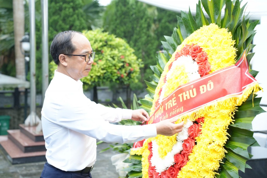 Tưởng nhớ các liệt sĩ tại nghĩa trang Vị Xuyên Tưởng nhớ các liệt sĩ tại nghĩa trang Vị Xuyên