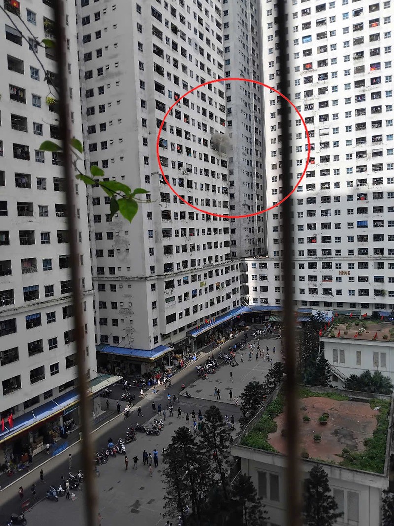 Khói bốc ra từ căn hộ tầng 14 tòa chung cư HH4A Linh Đàm khiến nhiều người dân hoảng sợ