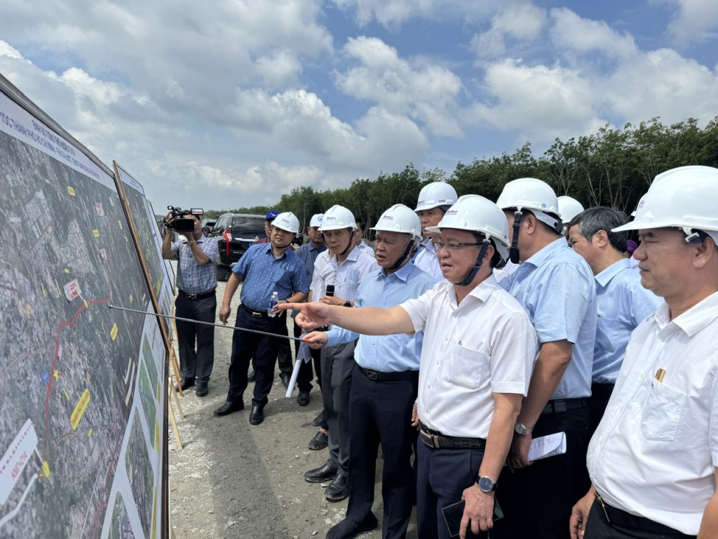 Bí thư Tỉnh ủy Nguyễn Văn Lợi nghe báo cáo công tác bồi thường, giải phóng mặt bằng các dự án giao thông trọng điểm trên địa bàn