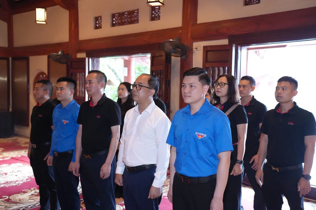 Đoàn công tác dâng hương tại Đền thờ liệt sĩ