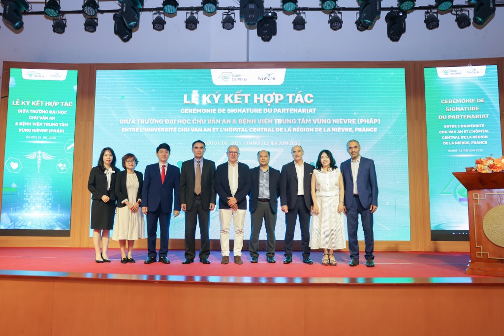 Hai bên chụp ảnh lưu niệm tại buổi lễ