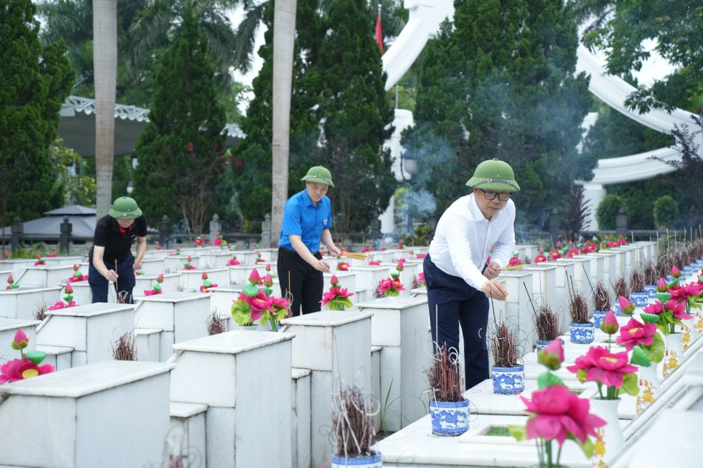 Lãnh đạo báo Tuổi trẻ Thủ đô và lãnh đạo Tỉnh đoàn Hà Giang thắp nhang tri ân các liệt sĩ