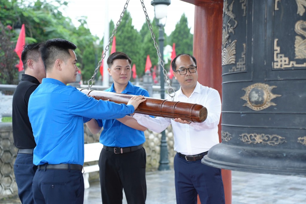 Lãnh đạo báo Tuổi trẻ Thủ đô và Tỉnh đoàn Hà Giang thỉnh chuông tại Đền thờ liệt sĩ - nghĩa trang Liệt sĩ Quốc gia Vị Xuyên