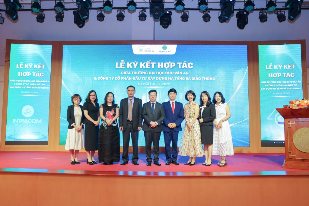 Hai bên chụp ảnh lưu niệm trong buổi lễ
