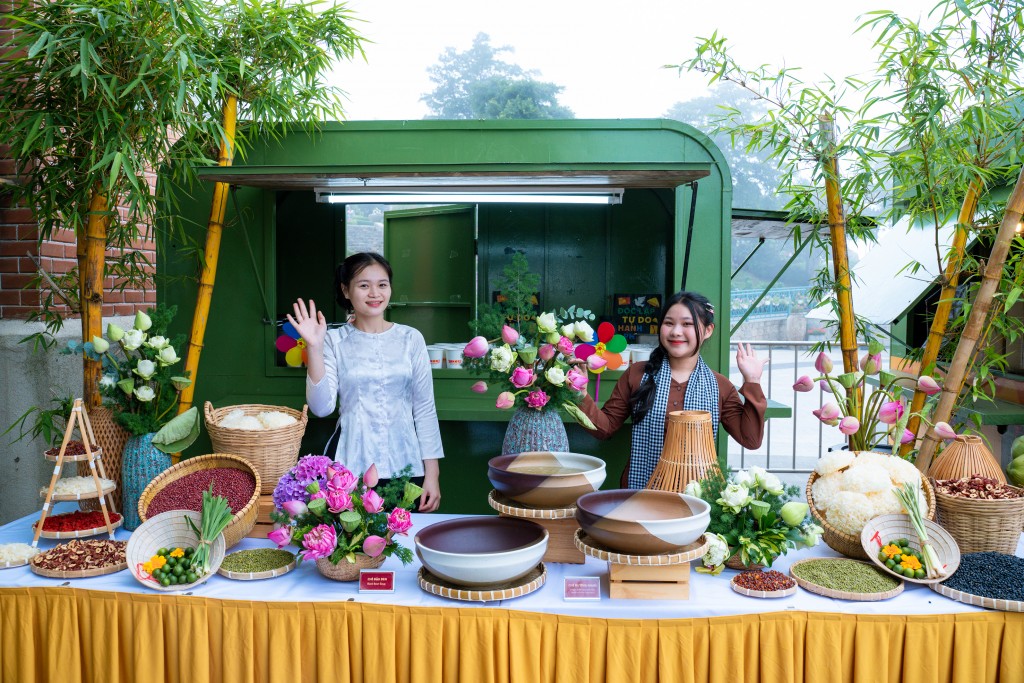 Tháng 6, núi Bà Đen tấp nập du khách đi Lễ vía Bà và tham dự chợ lá
