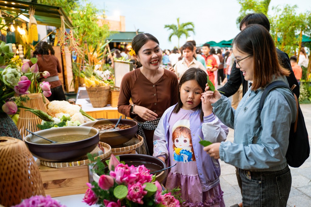 Tháng 6, núi Bà Đen tấp nập du khách đi Lễ vía Bà và tham dự chợ lá
