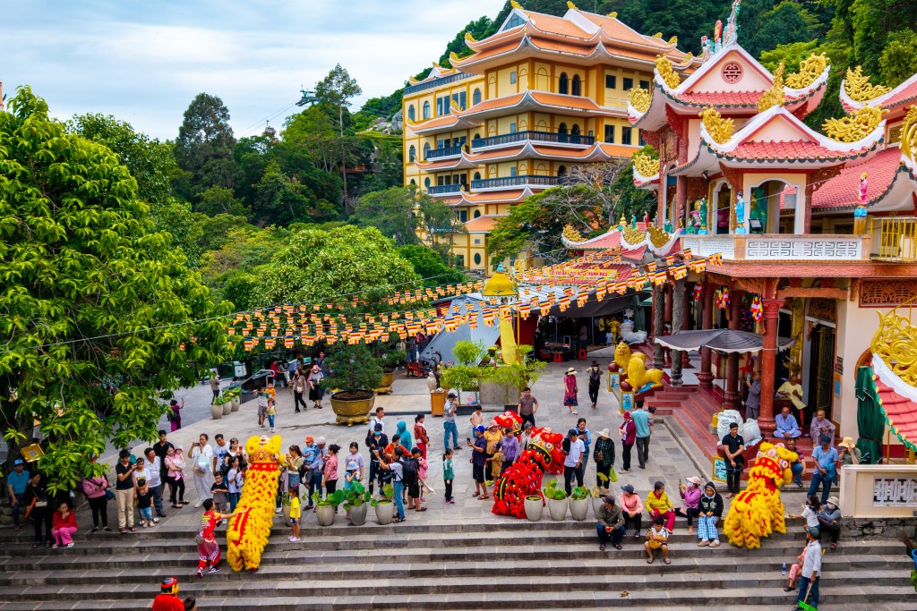Tháng 6, núi Bà Đen tấp nập du khách đi Lễ vía Bà và tham dự chợ lá