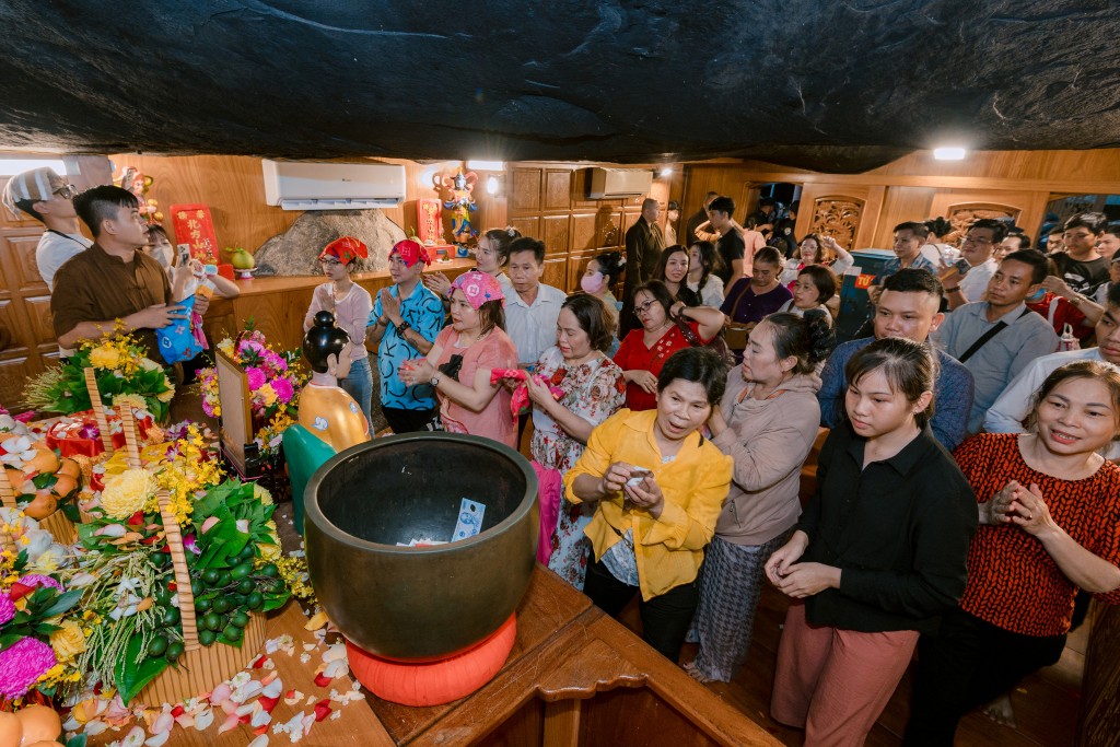 Tháng 6, núi Bà Đen tấp nập du khách đi Lễ vía Bà và tham dự chợ lá
