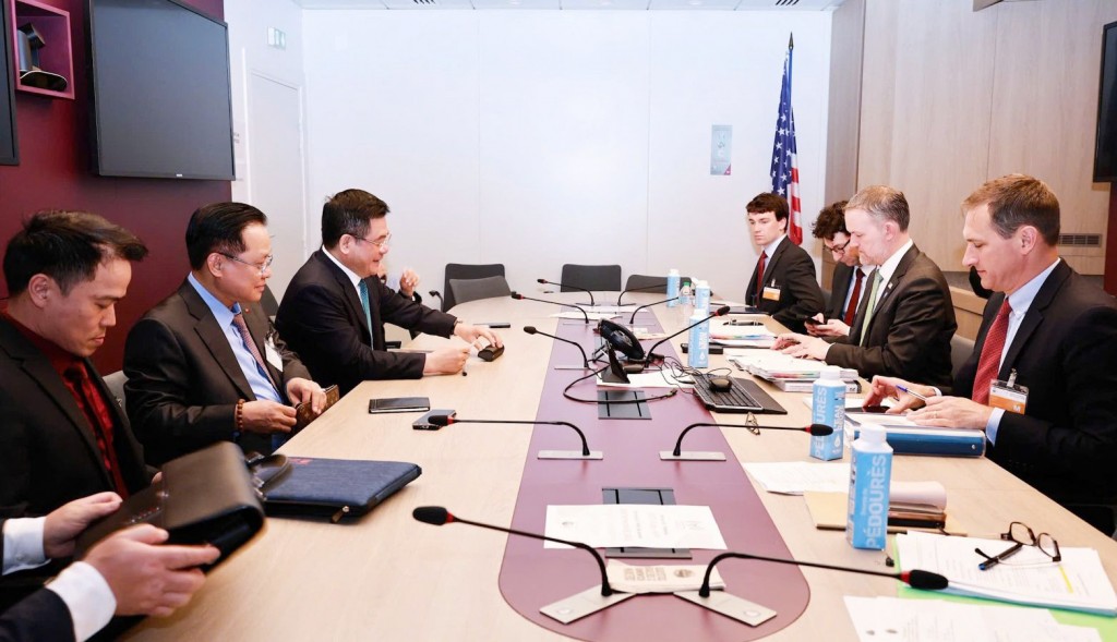 Quang cảnh phiên đàm phán diễn ra bên lề Hội nghị hội đồng bộ trưởng OECD tại thủ đô Paris, Cộng hòa Pháp, hai Trưởng đoàn đàm phán thống nhất gặp nhau tại đây để tiếp tục phiên đàm phán cấp bộ trưởng
