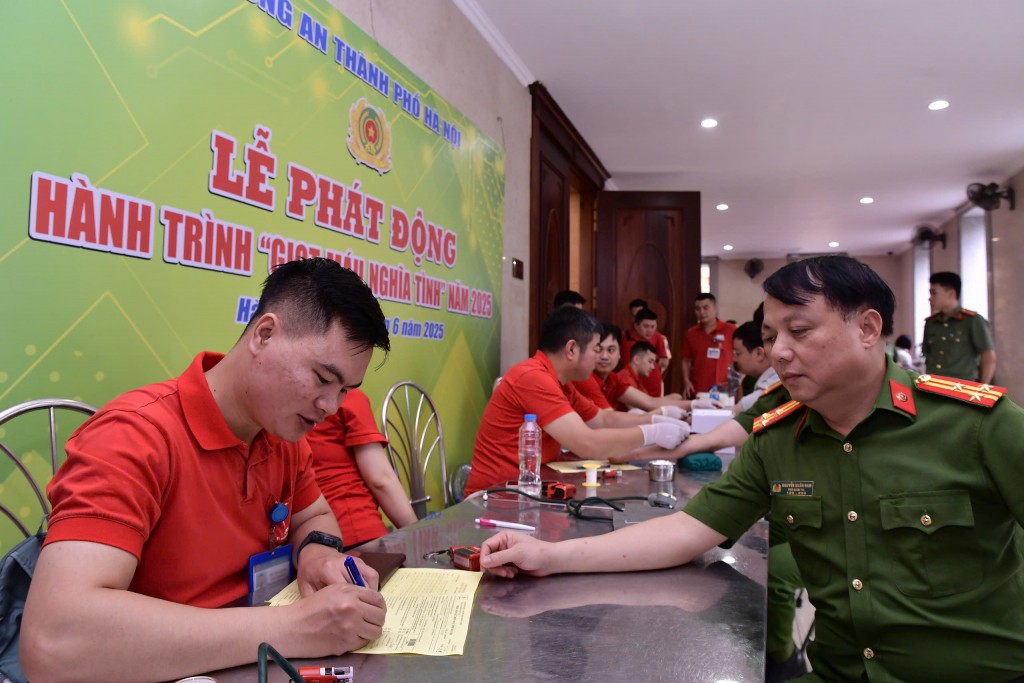 Hơn 1.000 chiến sĩ Công an Hà Nội hiến những giọt máu nghĩa tình