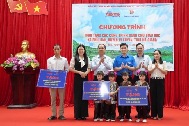 Báo Tuổi trẻ Thủ đô trao tặng các công trình dành cho giáo dục tại Hà Giang