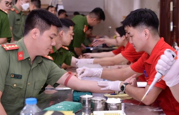 Hơn 1.000 chiến sĩ Công an Hà Nội hiến những giọt máu nghĩa tình