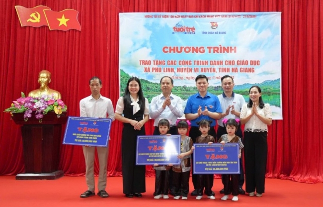 Báo Tuổi trẻ Thủ đô trao tặng các công trình dành cho giáo dục tại Hà Giang