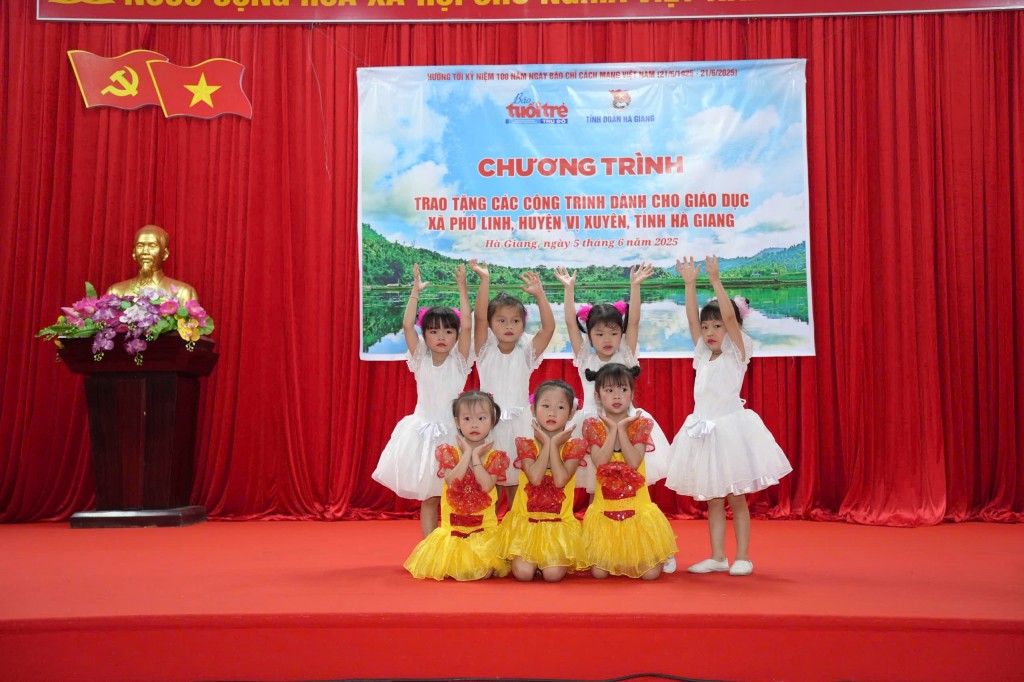Các tiết mục văn nghệ của các em học sinh Trường Mần non Phú Linh tại chương trình