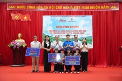 Báo Tuổi trẻ Thủ đô trao tặng các công trình dành cho giáo dục tại Hà Giang