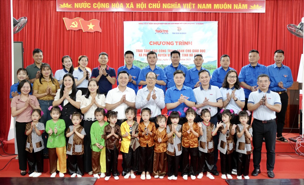 Đoàn công tác báo Tuổi trẻ Thủ đô, Tỉnh đoàn Hà Giang cùng các thầy, cô và các em học sinh Trường Mầm non Phú Linh chụp ảnh lưu niệm tại chương trình.