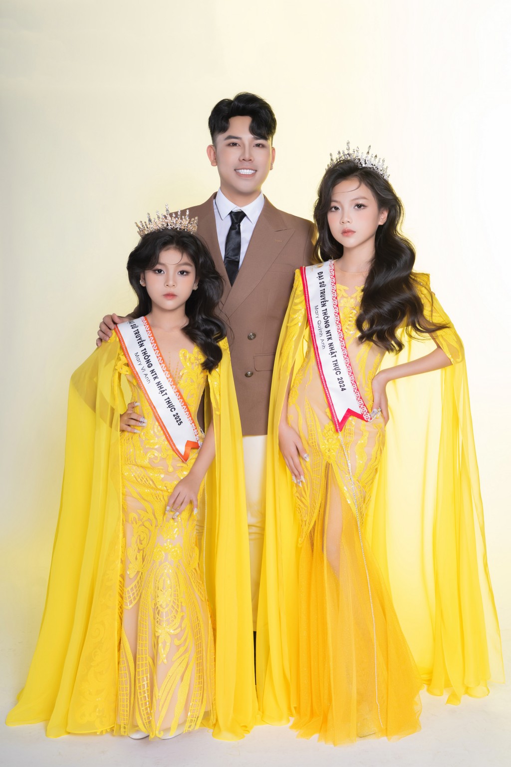 Từ trái qua: Mary Vi Anh, NTK Nhật Thực và Mary Quỳnh Anh