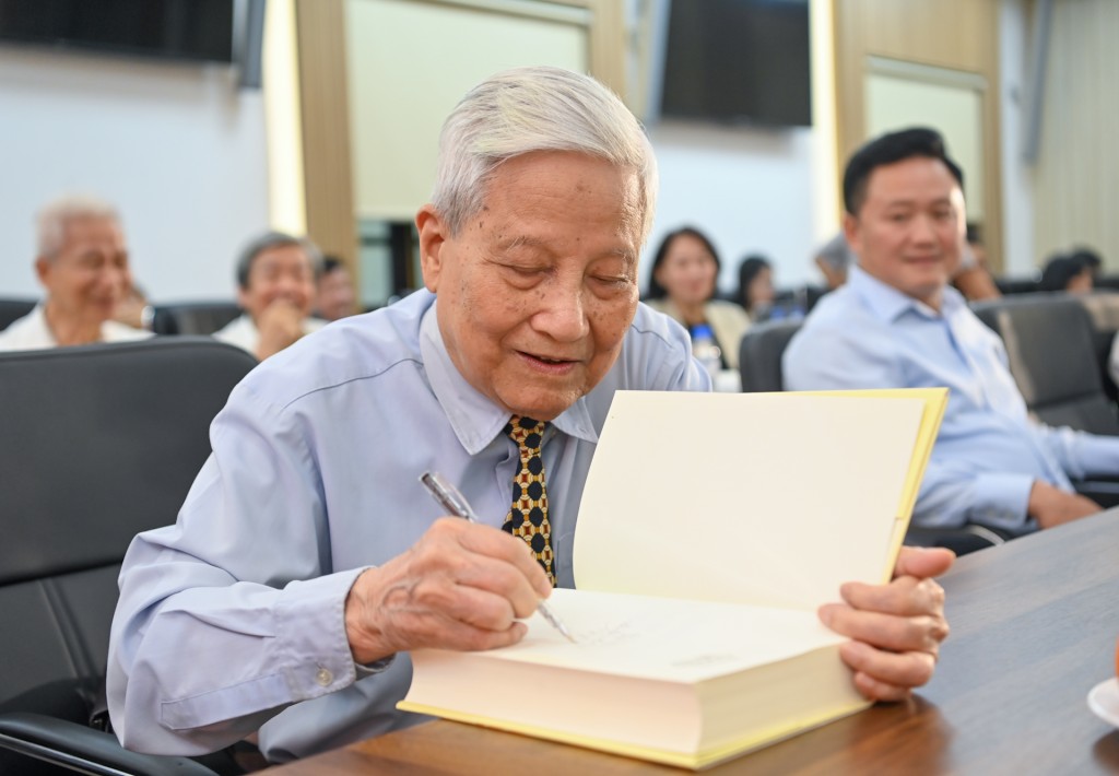 Nhà báo Hà Đăng kí tặng sách độc giả