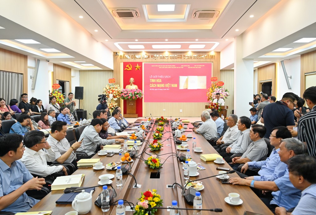Buổi ra mắt sách của nhà báo Hà