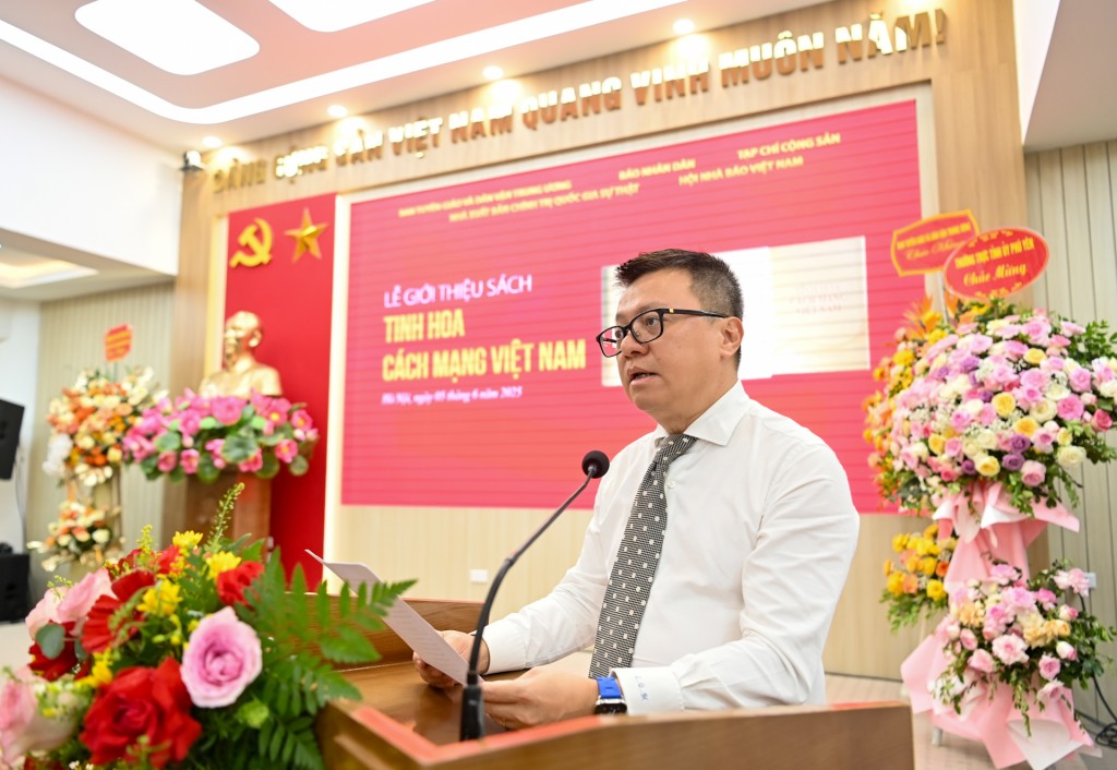 Đồng chí Lê Quốc Minh - Ủy viên Trung ương Đảng - Tổng Biên tập Báo Nhân Dân, Phó Trưởng ban Ban Tuyên giáo và Dân vận Trung ương, Chủ tịch Hội Nhà báo Việt Nam đánh giá cao tính lý luận và thực tiễn của cuốn sách