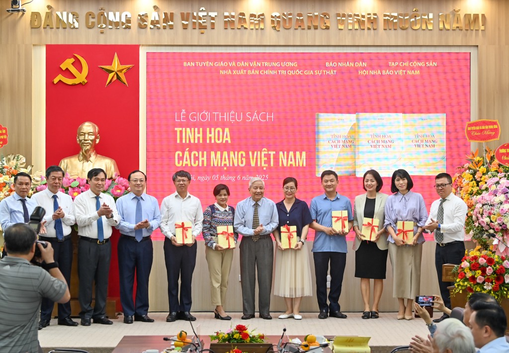 Nhà báo Hà Đăng trao tặng sách tới các đơn vị