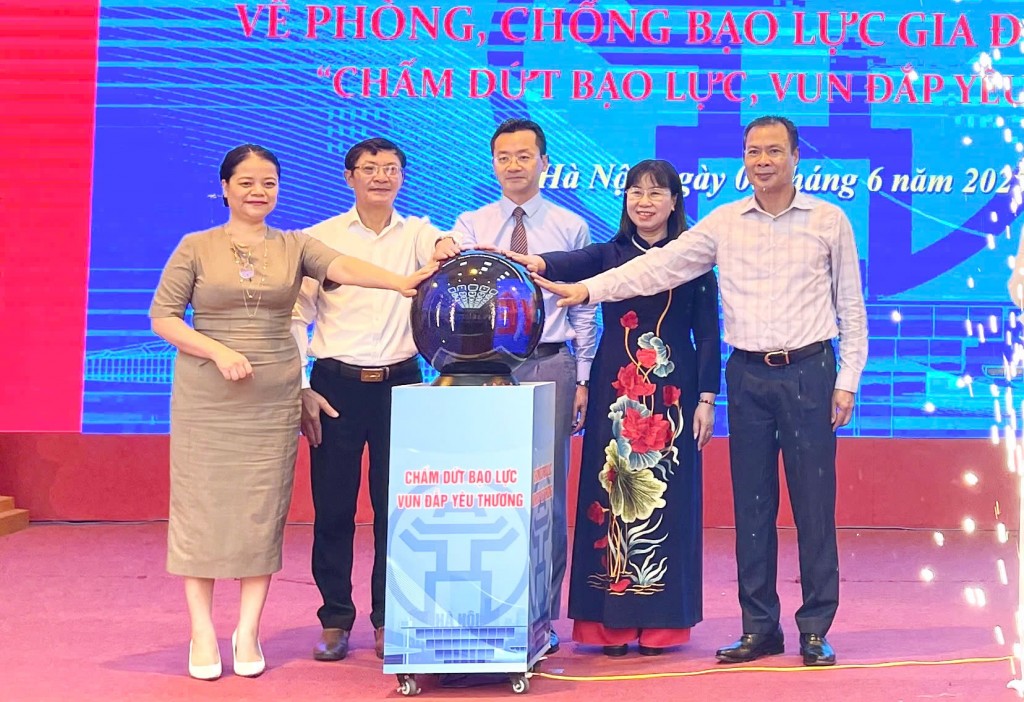 Các đại biểu thực hiện nghi thức Lễ phát động hưởng ứng Tháng hành động quốc gia về phòng, chống bạo lực gia đình năm 2025 với chủ đề “Chấm dứt bạo lực, vun đắp yêu thương”