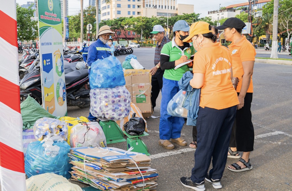thúc đẩy các hoạt động triển khai đồng bộ về phân loại, thu gom chất thải rắn sinh hoạt tại nguồn tại khu dân cư, cơ sở sản xuất, kinh doanh (Ảnh Đ.Minh)