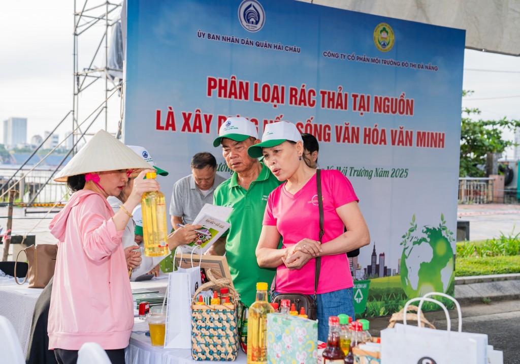 Hoạt động đổi rác lấy quà (Ảnh Út Vũ)