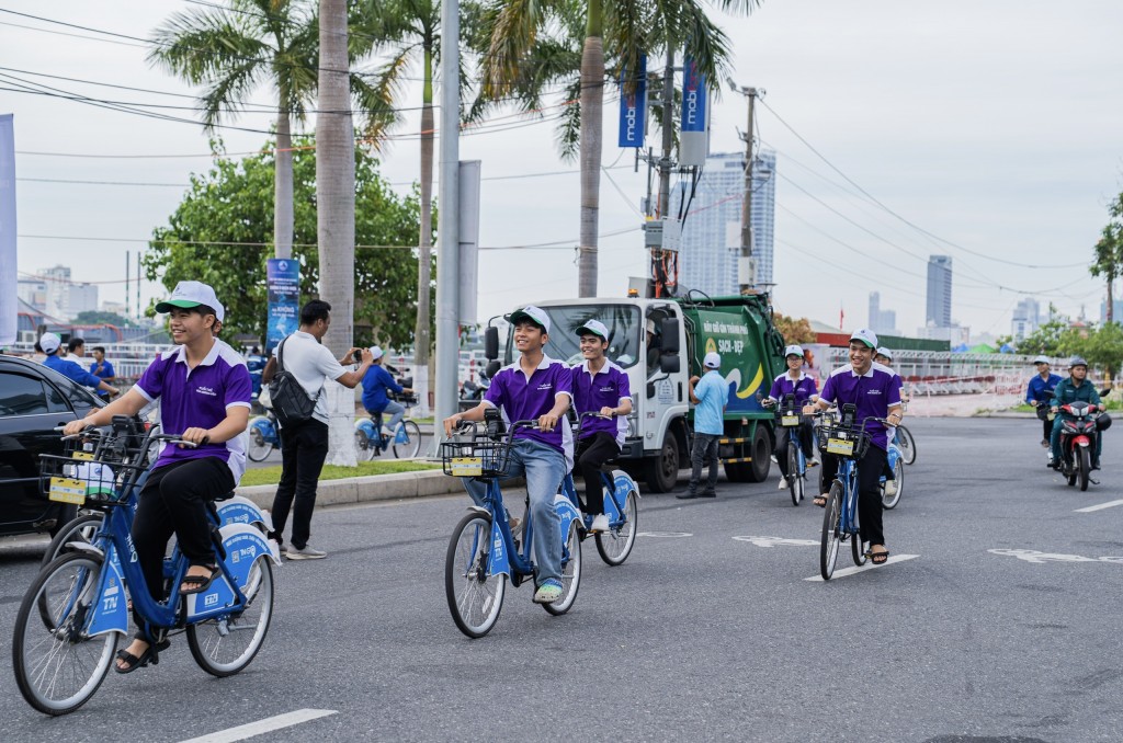 Đạp xe diễu hành tuyên truyền Tháng hành động vì môi trường, Tuần lễ biển và hải đảo Việt Nam (Ảnh Đ.Minh)