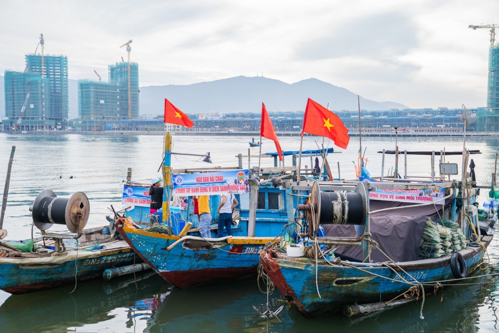 Ngư dân hưởng ứng tháng vì môi trường, hướng đến biển đảo không rác (Ảnh Út Vũ)