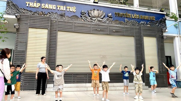 Gia đình thường xuyên cho Phúc tham gia một số hoạt động sinh hoạt ngoại khóa của trường để em khám phá kỹ năng khác của bản thân.  