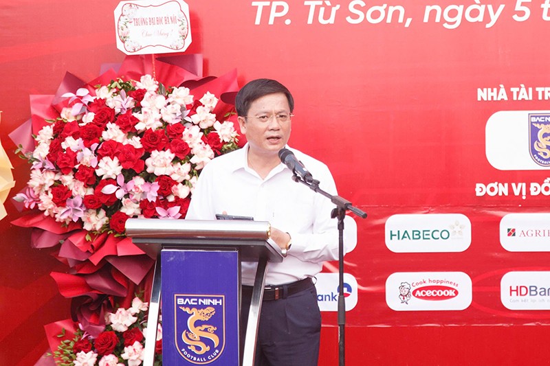 Nhà báo Hồ Minh Chiến – Tổng Biên tập Tạp chí Gia đình Việt Nam, Trưởng Ban Tổ chức Press Cup 2025 phát biểu khai mạc giải đấu