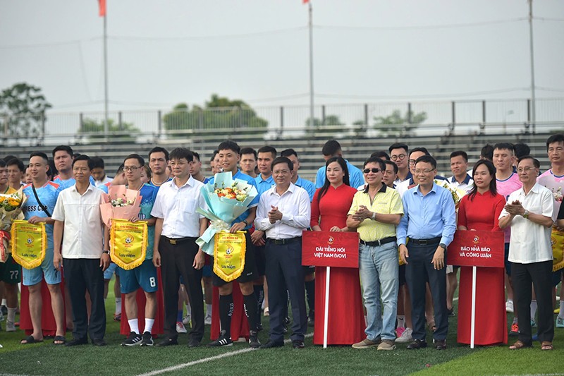 Đại diện Ban Tổ chức Press Cup 2025 tặng cờ, hoa chúc mừng các đội tham dự giải đấu