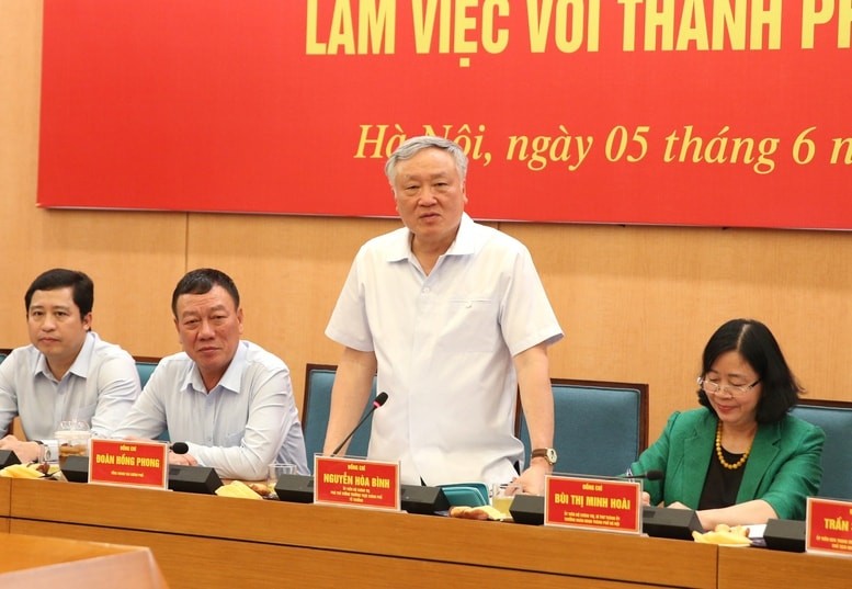 hó Thủ tướng Thường trực Chính phủ Nguyễn Hòa Bình làm việc với lãnh đạo thành phố Hà Nội về giải quyết dứt điểm các vụ việc khiếu nại, tố cáo kéo dài tại Hà Nội. Ảnh: VGP/Nguyễn Hoàng