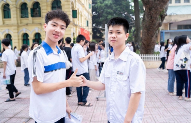 Sáng nay (6/6), gần 103.000 thí sinh Hà Nội làm thủ tục dự thi vào lớp 10