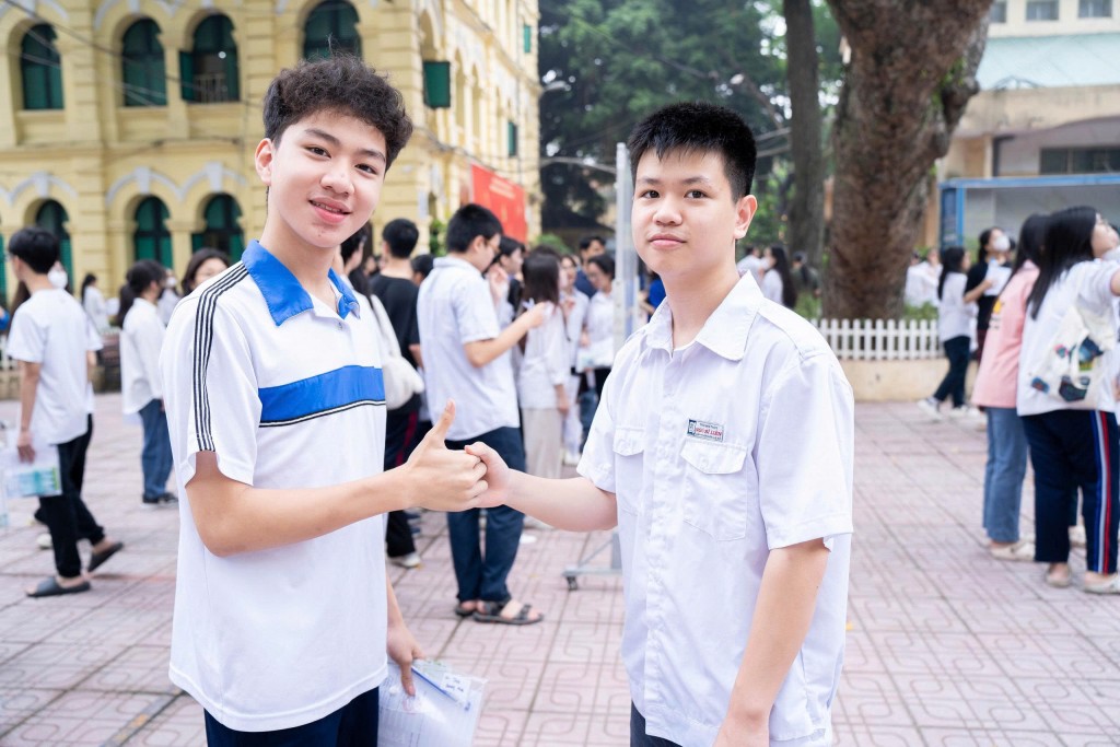 Gần 103.000 học sinh Hà Nội làm thủ tục dự thi vào lớp 10 trong sáng nay (6/6). Ảnh: Phạm Mạnh