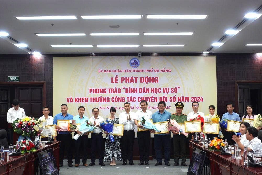 Lãnh đạo UBND thành phố Đà Nẵng tặng bằng khen 21 tập thể đã có thành tích xuất sắc trong công tác chuyển đổi số năm 2024 (Ảnh Út Vũ)